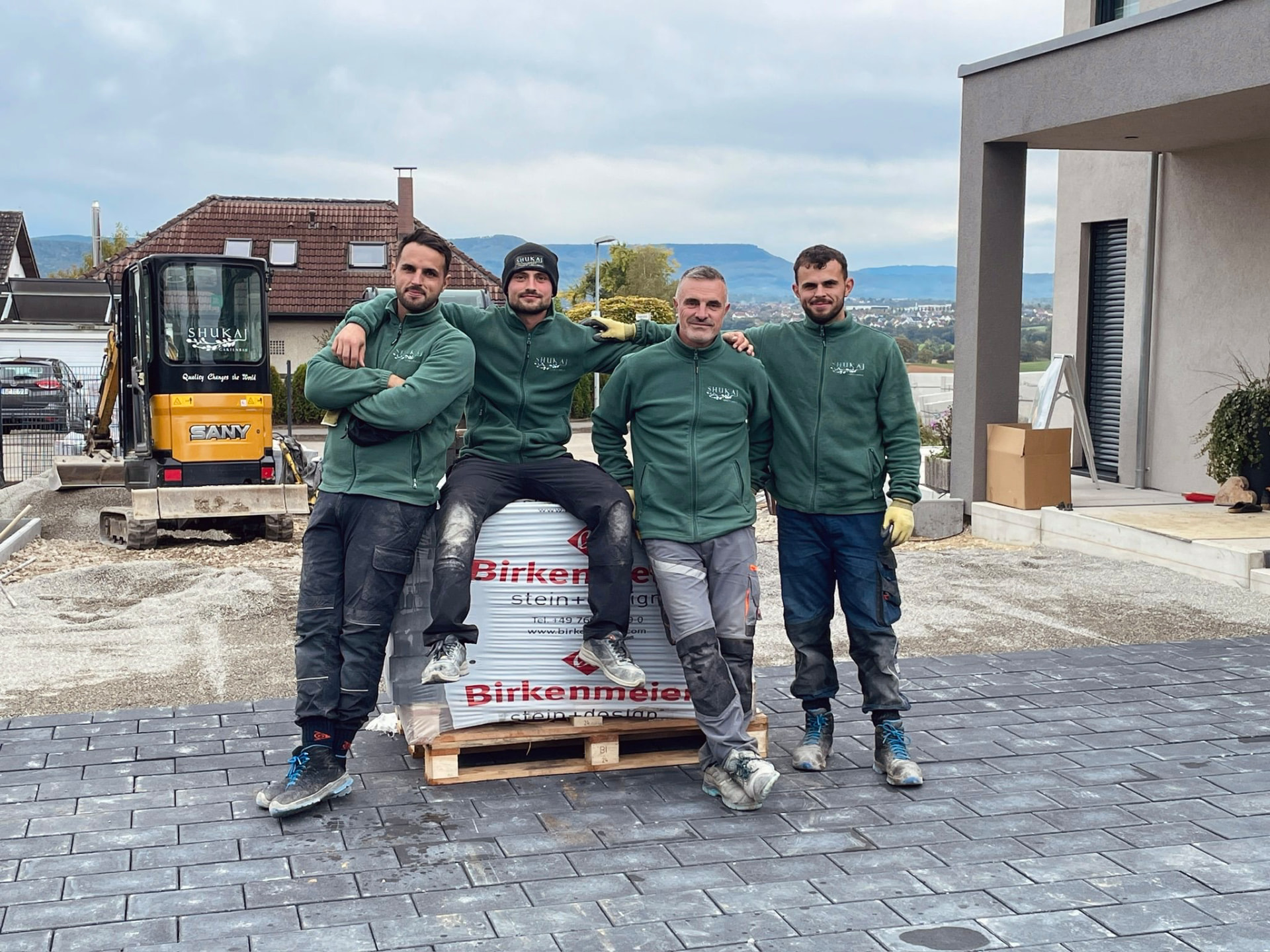 Das Team von Shukaj Gartenbau auf einer frisch gepflasterten Hoffläche